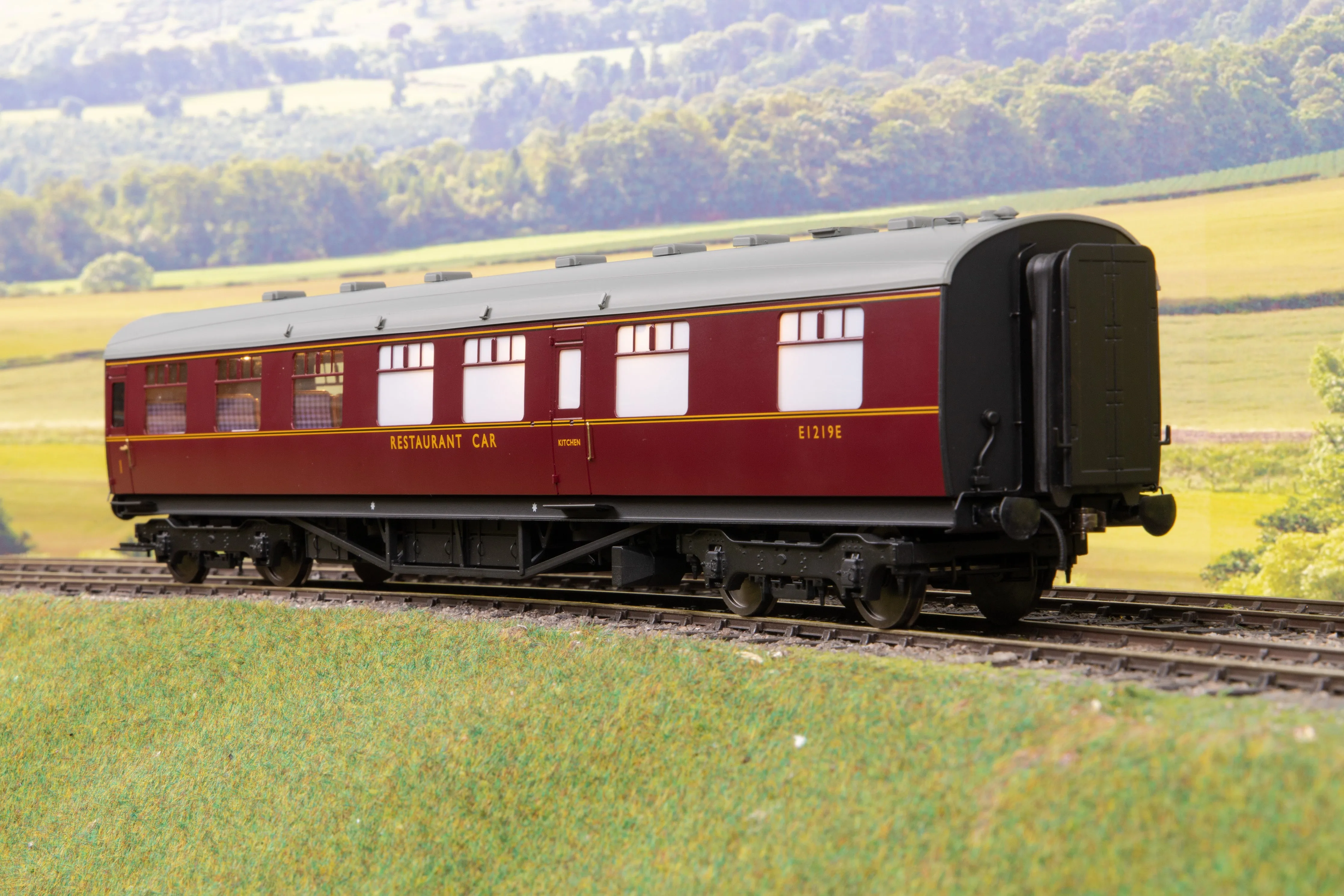 Darstaed D24-3-05RA Finescale O Gauge LNER Thompson Mainline RF (Restaurant First with Kitchen) Coach, Lined Maroon 'E1219E'