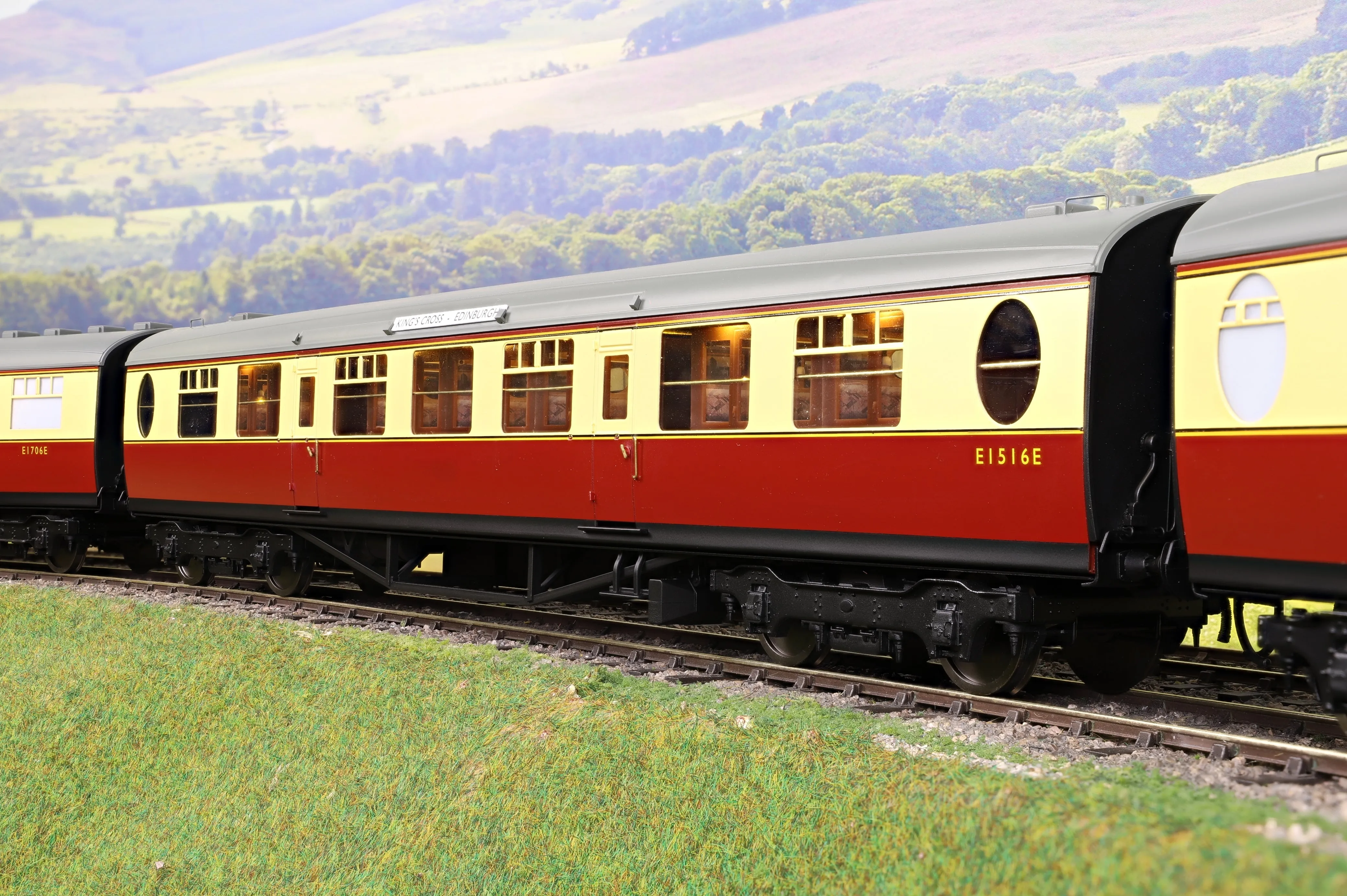 Darstaed D24-ELZ-1 Finescale O Gauge BR (Ex-LNER) Thompson 'The Elizabethan' 11-Coach Set, Limited Edition