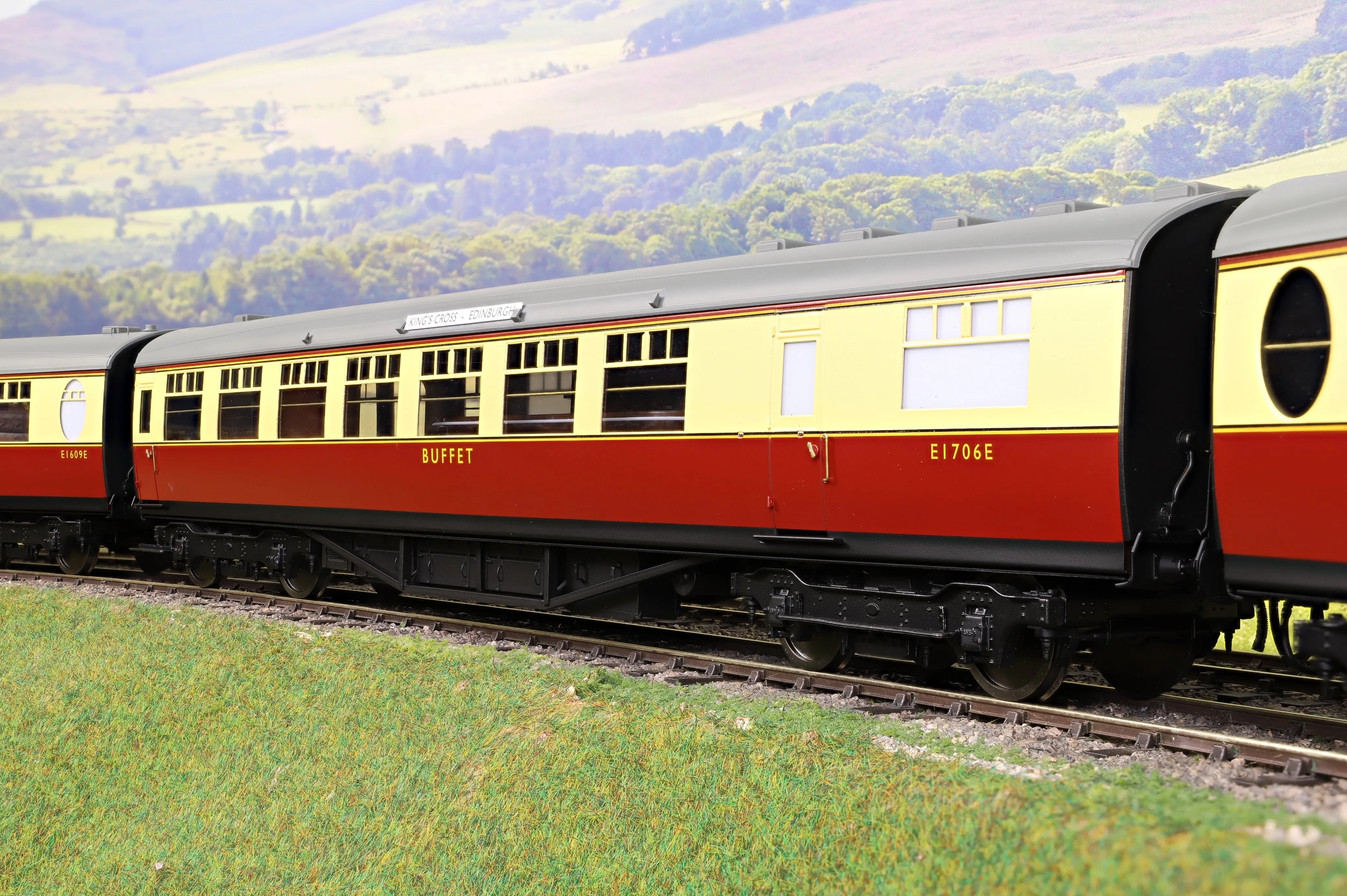 Darstaed D24-ELZ-1 Finescale O Gauge BR (Ex-LNER) Thompson 'The Elizabethan' 11-Coach Set, Limited Edition