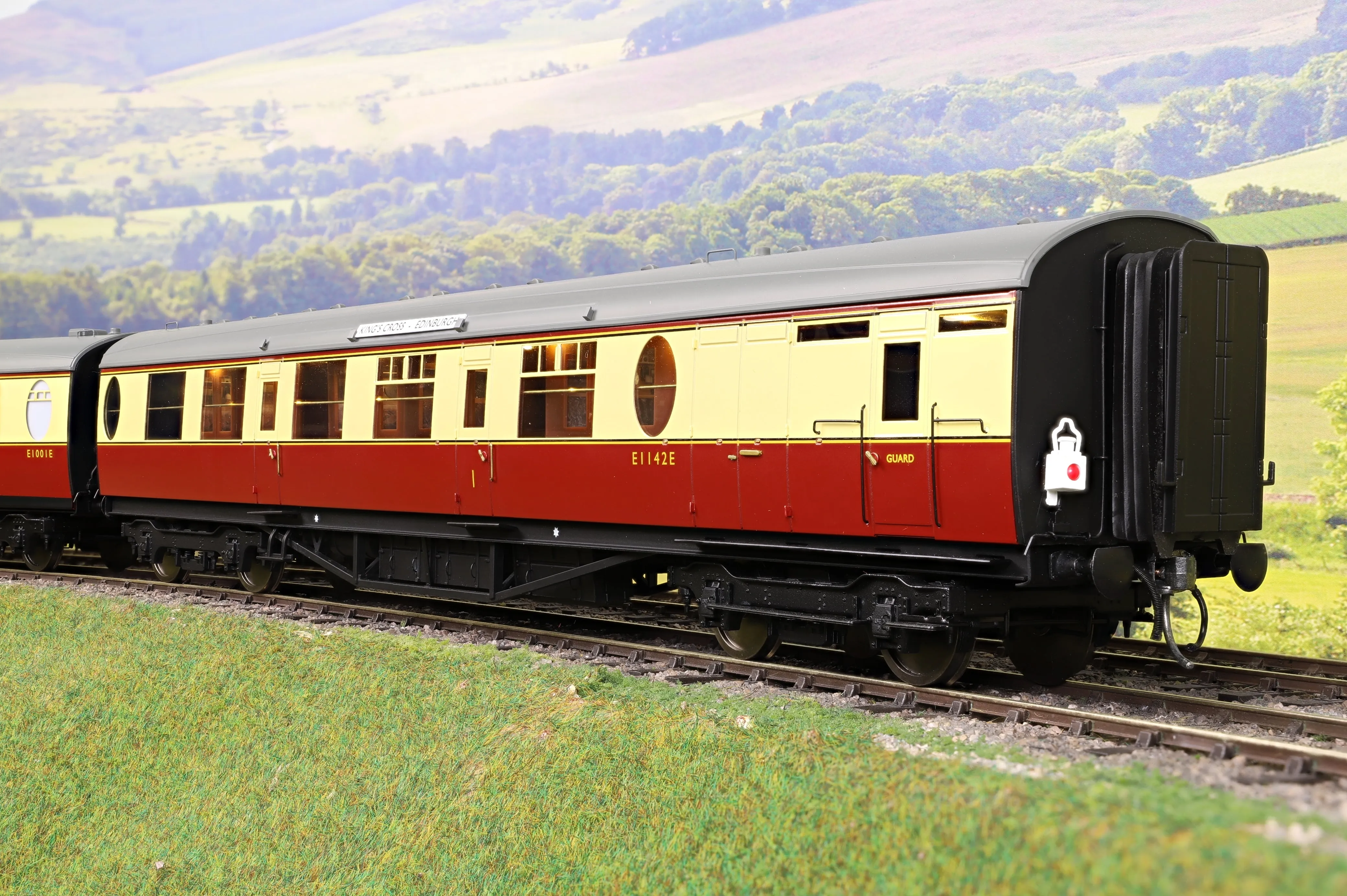 Darstaed D24-ELZ-1 Finescale O Gauge BR (Ex-LNER) Thompson 'The Elizabethan' 11-Coach Set, Limited Edition