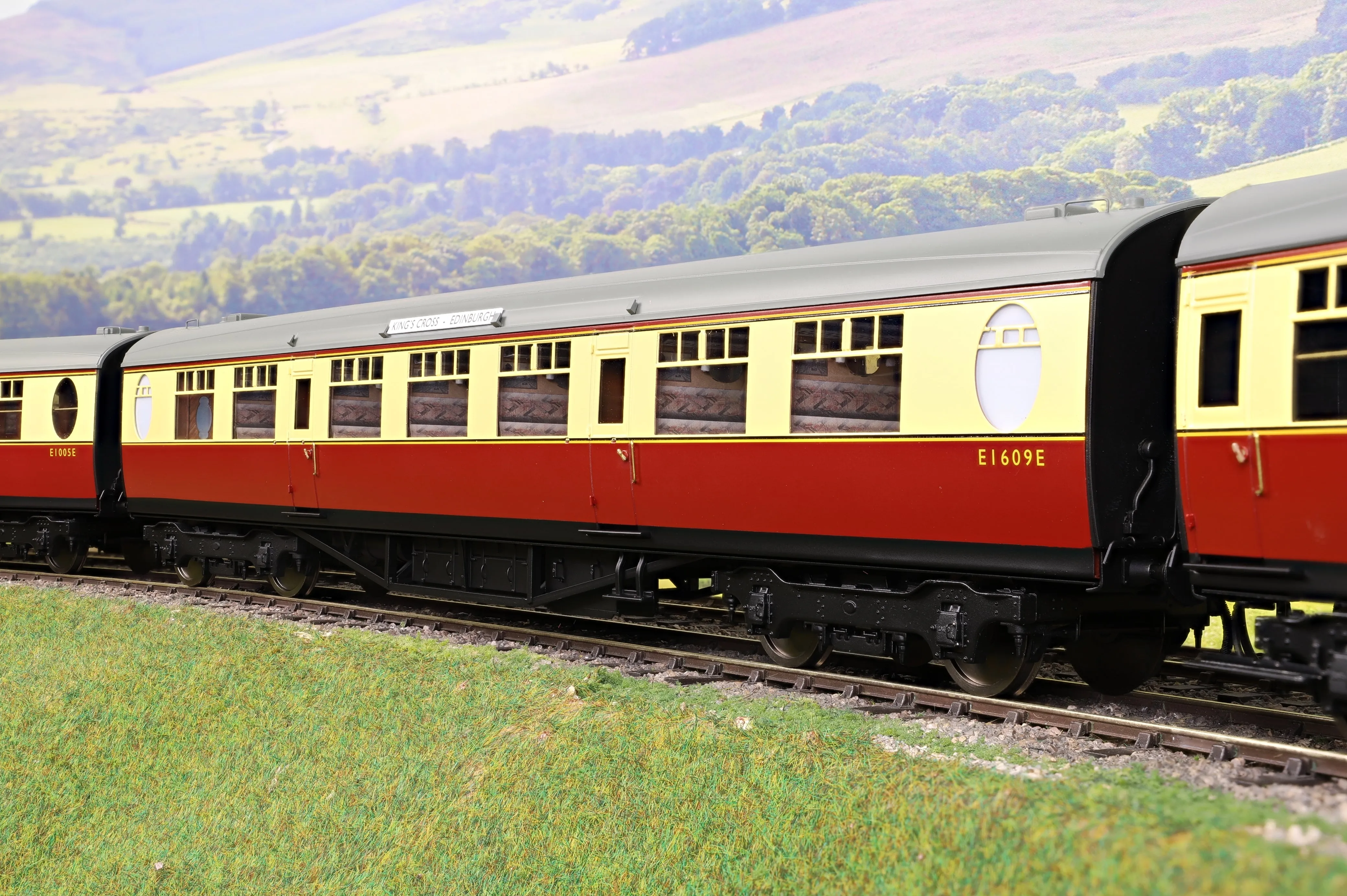 Darstaed D24-ELZ-1 Finescale O Gauge BR (Ex-LNER) Thompson 'The Elizabethan' 11-Coach Set, Limited Edition