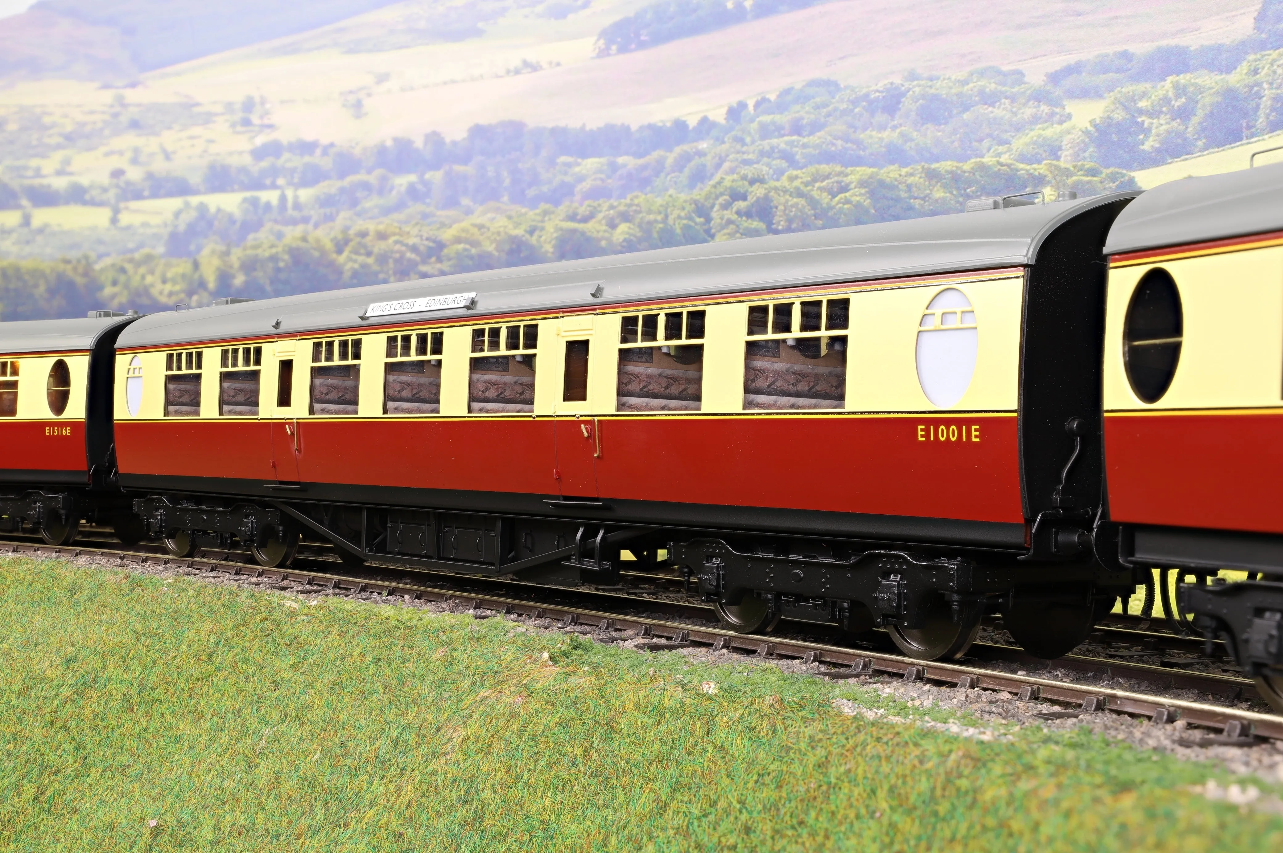 Darstaed D24-ELZ-1 Finescale O Gauge BR (Ex-LNER) Thompson 'The Elizabethan' 11-Coach Set, Limited Edition