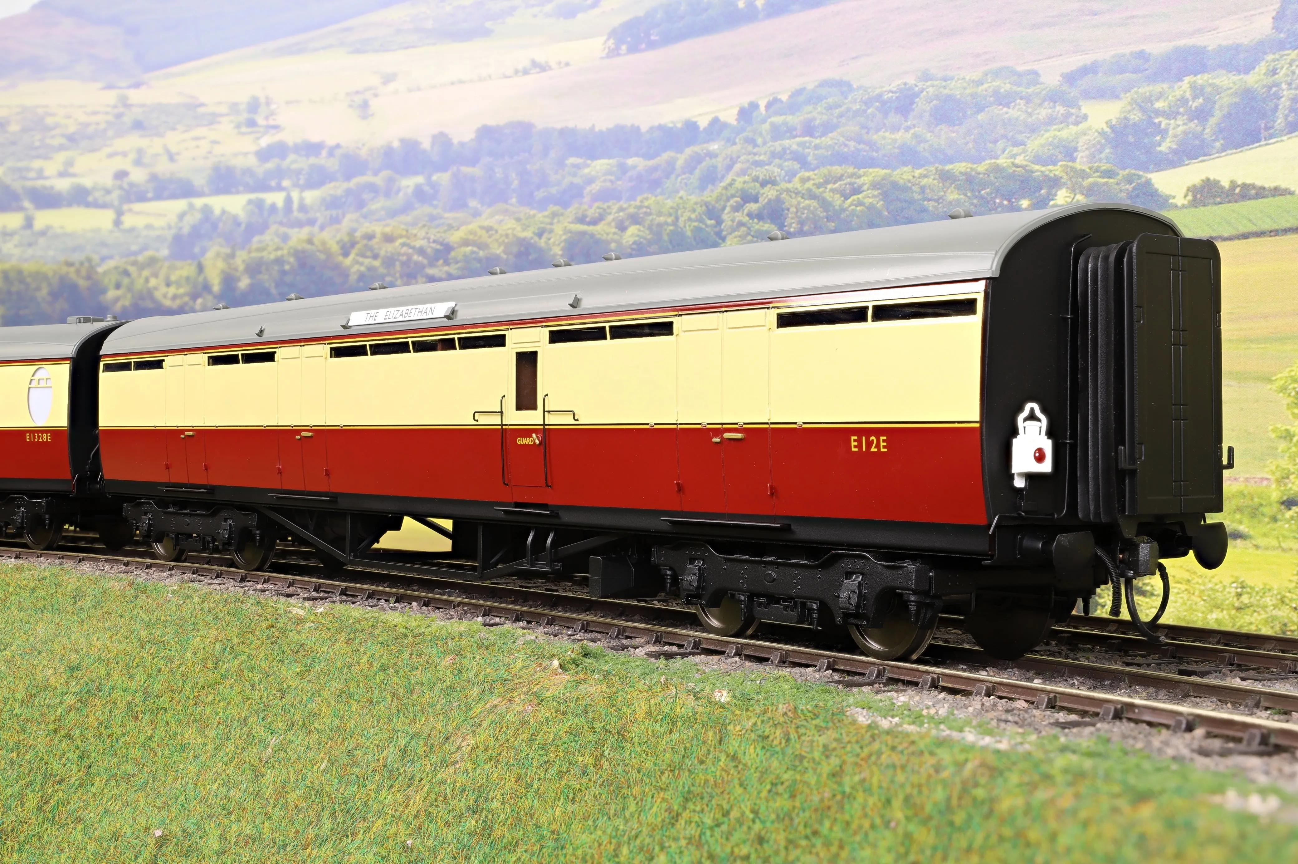 Darstaed D24-ELZ-1 Finescale O Gauge BR (Ex-LNER) Thompson 'The Elizabethan' 11-Coach Set, Limited Edition