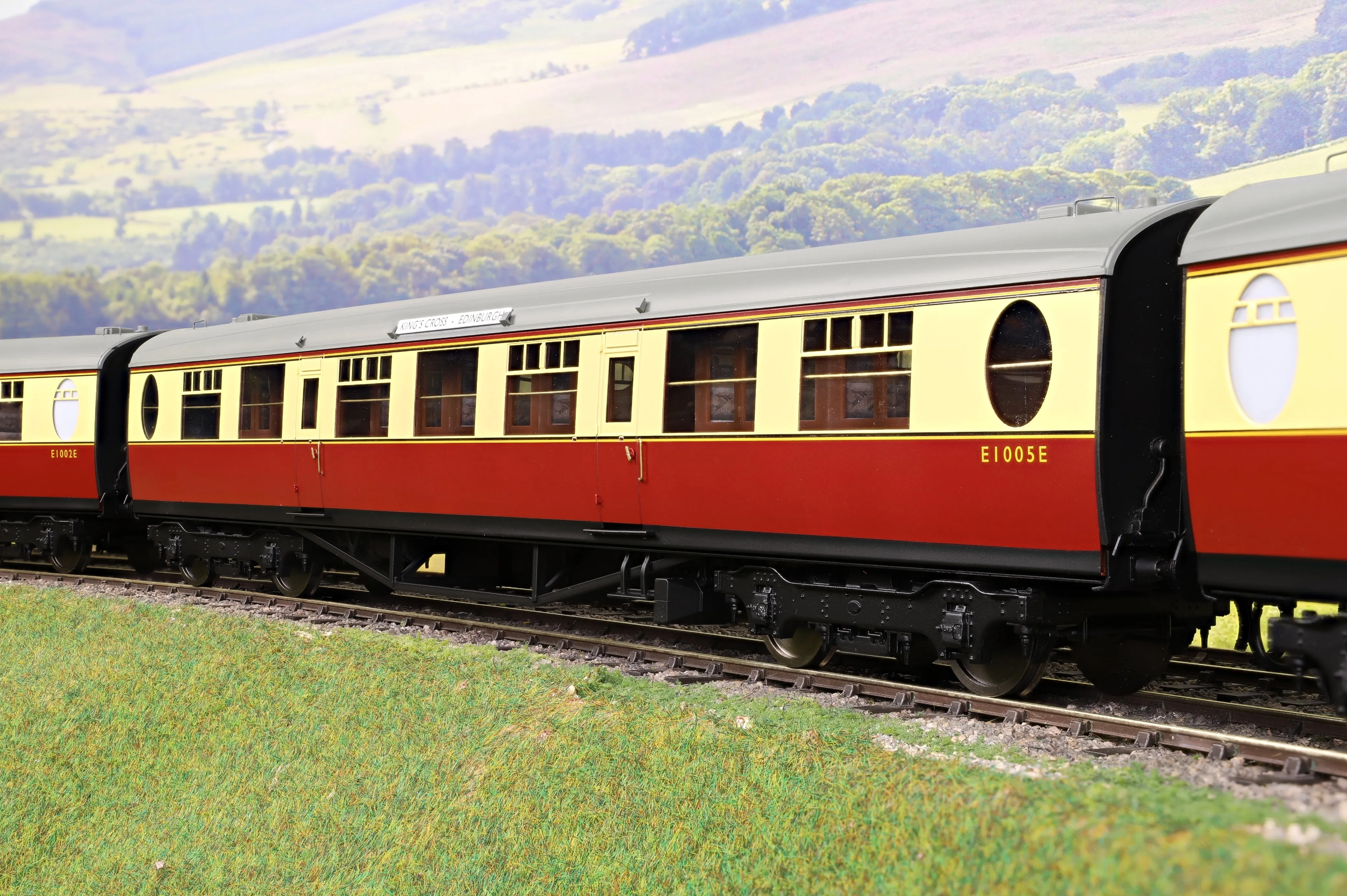 Darstaed D24-ELZ-1 Finescale O Gauge BR (Ex-LNER) Thompson 'The Elizabethan' 11-Coach Set, Limited Edition