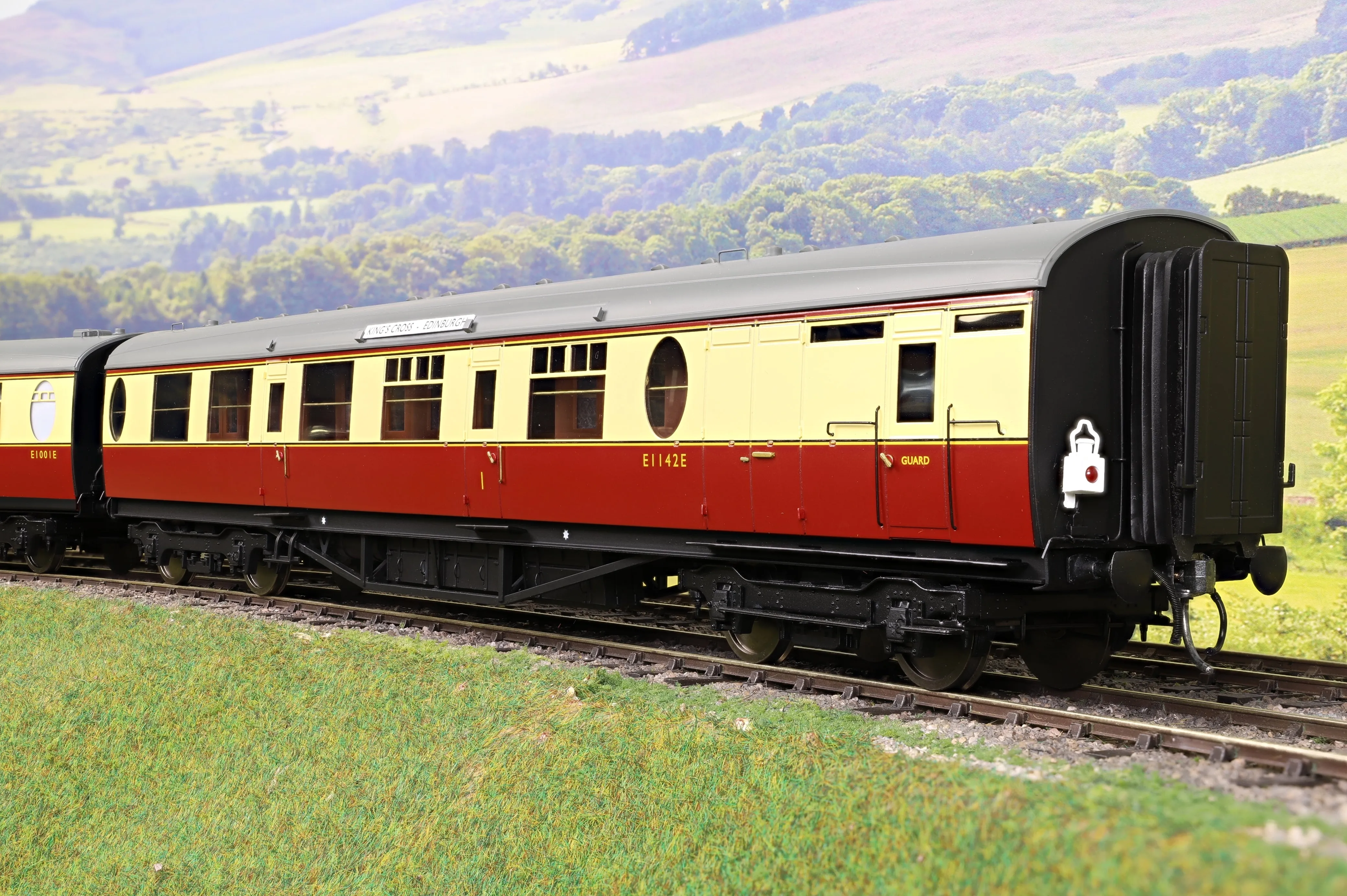 Darstaed D24-ELZ-1 Finescale O Gauge BR (Ex-LNER) Thompson 'The Elizabethan' 11-Coach Set, Limited Edition