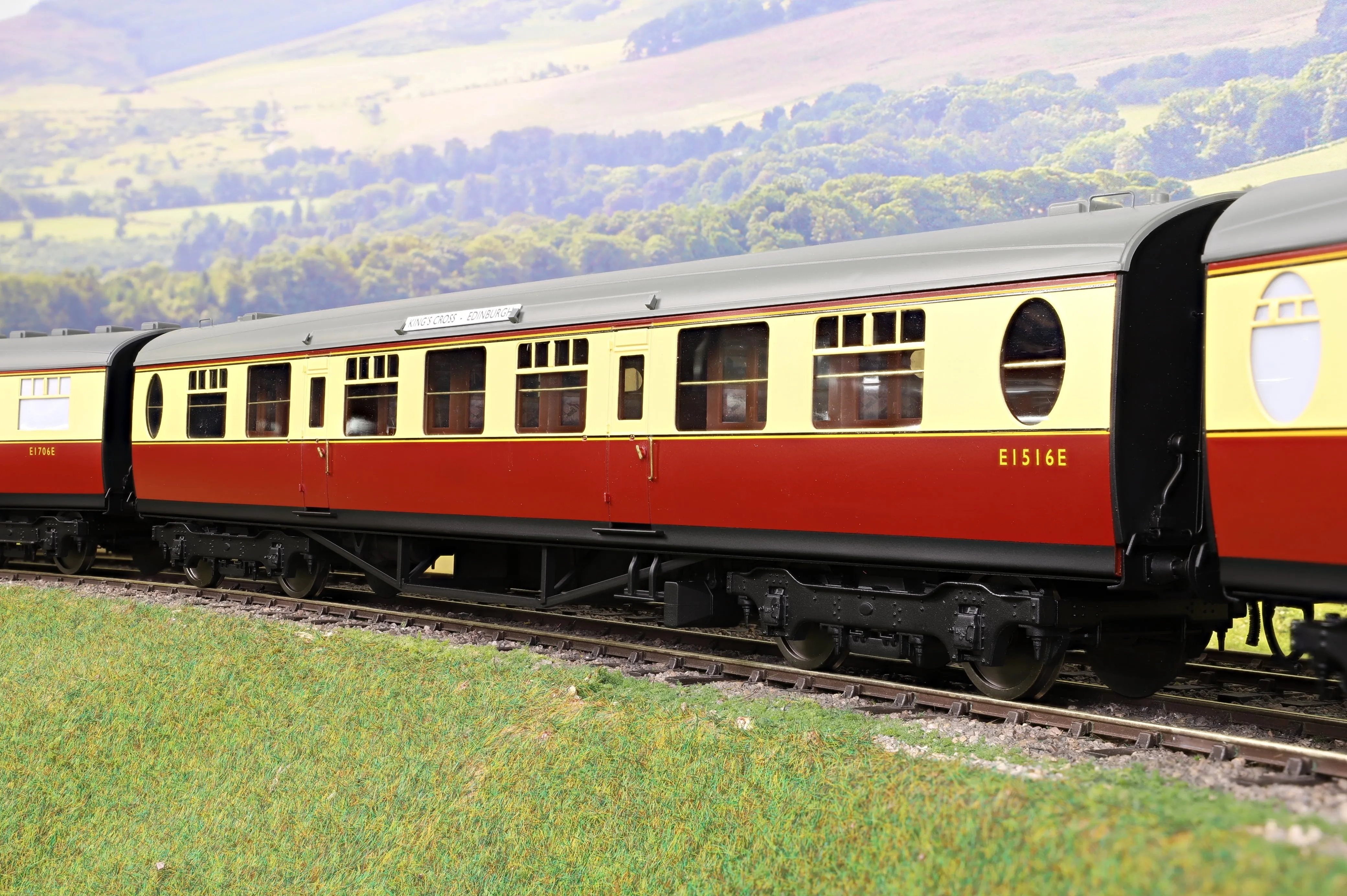 Darstaed D24-ELZ-1 Finescale O Gauge BR (Ex-LNER) Thompson 'The Elizabethan' 11-Coach Set, Limited Edition